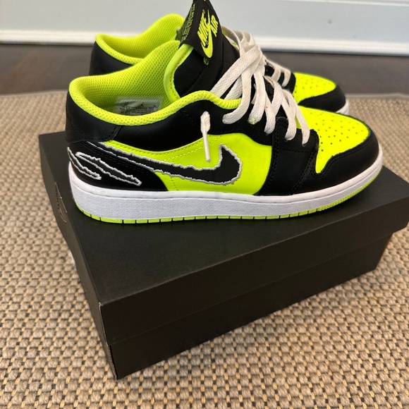 AIR JORDAN 1 LOW Black Cat Volt (GS) - Picture 1 of 4